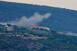 Khói bốc lên sau cuộc pháo kích của Israel tại Tayr Harfa, Liban ngày 12/11/2023. (Ảnh: THX/TTXVN)