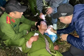 Thời điểm được tìm thấy, phi công dù lượn bị thương, mất máu và thân nhiệt thấp nên cán bộ Công an cởi áo bông ngành cho mặc để giữ ấm. (Nguồn: Công an tỉnh Lai Châu)