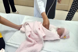 Cứu sống bé gái sơ sinh bị bỏ rơi cạnh bãi rác, kiến cắn khắp người