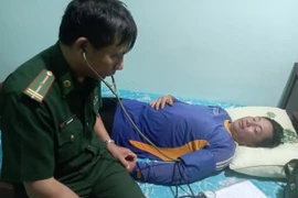 Bộ đội Biên phòng tỉnh Bạc Liêu thăm, khám cho các thuyền viên gặp nạn. (Ảnh: Tuấn Tú/TTXVN phát)