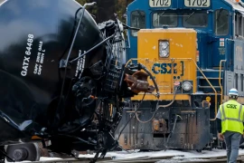 Toa tàu chở hóa chất của hãng vận tải CSX bị lật. (Ảnh: EPA)