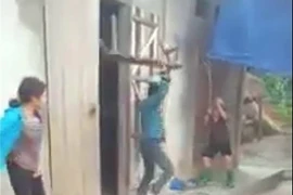 Quảng Trị: Xử phạt đối tượng dùng giường xếp đánh cha ruột 103 tuổi