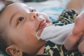 Bình Phước: Làm rõ vụ bé trai 2 tuổi tử vong nghi do sặc sữa