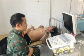 Vùng 4 Hải quân: Đưa ngư dân bị bệnh từ Trường Sa về đất liền điều trị