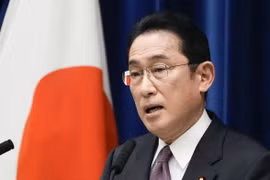 Thủ tướng Nhật Bản Fumio Kishida phát biểu với báo giới tại Tokyo. (Ảnh: AFP/TTXVN)