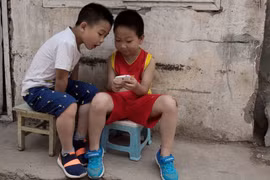 Chứng nghiện điện thoại ở trẻ em vùng nông thôn Trung Quốc