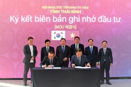 Ông Nguyễn Khắc Thận, Chủ tịch UBND tỉnh Thái Bình, chứng kiến lễ ký kết biên bản ghi nhớ đầu tư. (Ảnh: Khánh Vân/TTXVN)