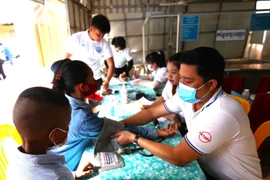 Khám chữa bệnh miễn phí, tặng quà cho người dân Tây Bắc Campuchia