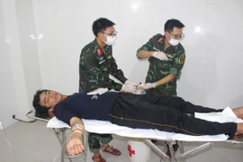 Bác sỹ Quân y điều trị vết thương cho ngư dân gặp nạn. (Ảnh minh họa: TTXVN phát)