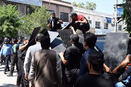 Pakistan bắt giữ gần 1.000 người biểu tình sau vụ bắt ông Imran Khan