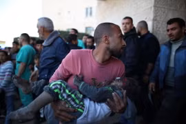 Chuyển một em nhỏ bị thương trong cuộc không kích của Israel vào bệnh viện ở thành phố Deir el-Balah, Dải Gaza, ngày 11/12/2023. (Ảnh: THX/TTXVN)