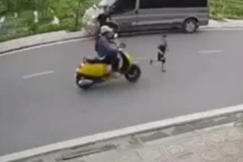 Bất cẩn khi dắt con qua đường, ông bố lao vào hành hung người va chạm