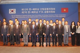 Các đại biểu Bộ Công thương Việt Nam và Bộ Bộ Thương mại, Công nghiệp và Năng lượng Hàn Quốc chụp ảnh lưu niệm. (Ảnh: Đức Thắng/TTXVN)