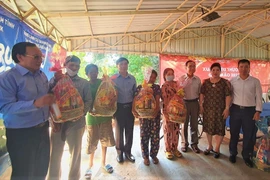 Mang Tết đến cùng bà con gốc Việt ở tỉnh Preah Sihanouk của Campuchia