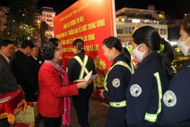 Bà Trương Thị Mai chúc Tết các công nhân môi trường tại Đà Lạt