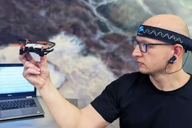 UAV được điều khiển bằng giao diện thần kinh NeuroPlay. (Nguồn: Neurobotics)