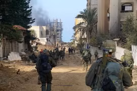 Binh sỹ Israel tiến hành chiến dịch tấn công trên bộ ở Dải Gaza ngày 3/12/2023. (Ảnh: THX/TTXVN)
