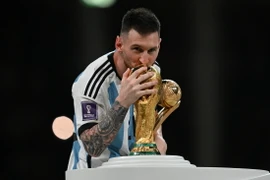 Lionel Messi ăn mừng khi đăng quang vô địch World Cup 2022. (Ảnh: AFP/TTXVN)