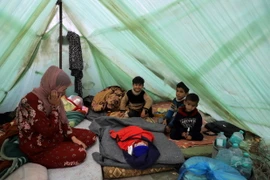 Người dân Palestine trú tại khu lều tạm ở Khan Younis, Dải Gaza, ngày 13/12/2023. (Ảnh: THX/TTXVN)