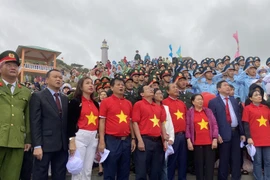 Linh thiêng Lễ chào cờ đầu năm tại cực Đông trên đất liền của Tổ quốc