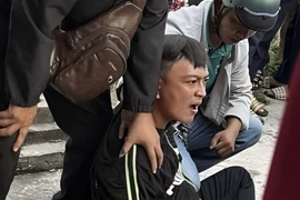 Nghi phạm Bùi Vũ Khoa bị bắt khẩn cấp vào chiều 4/12. (Ảnh: TTXVN phát)