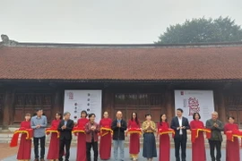 Các đại biểu cắt băng khai mạc triển lãm. (Ảnh: Đinh Thuận/TTXVN)