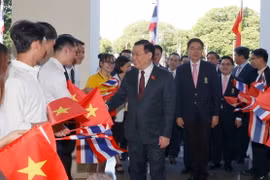 Sinh viên Đại học Chulalongkorn đón Chủ tịch Quốc hội Vương Đình Huệ. (Ảnh: Doãn Tấn/TTXVN)