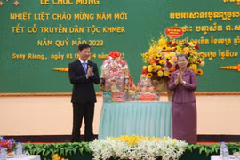 Lãnh đạo Long An và Tây Ninh chúc tết Chol Chnam Thmay tại Campuchia