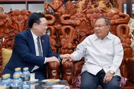 Chủ tịch Quốc hội Vương Đình Huệ thăm nguyên Tổng Bí thư, nguyên Chủ tịch nước Lào Bounnhang Vorachith. (Ảnh: Doãn Tấn/TTXVN)