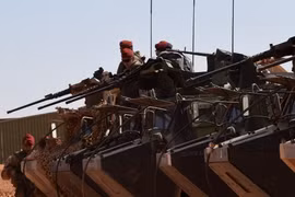 Binh sĩ Pháp tham gia chiến dịch quân sự Barkhane ở Madama, Niger, giáp giới Libya. (Ảnh: AFP/TTXVN)