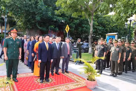 Dâng hương tưởng niệm các Anh hùng Liệt sỹ Việt Nam tại Campuchia