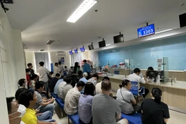 Người dân đến làm thủ tục tại Trung tâm Phục vụ Hành chính Công tỉnh Đồng Nai. (Ảnh: Nhật Bình/TTXVN)