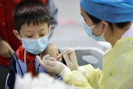 Tiêm vaccine phòng COVID-19 cho người dân tại tỉnh Phúc Kiến, Trung Quốc. (Ảnh: AFP/TTXVN)