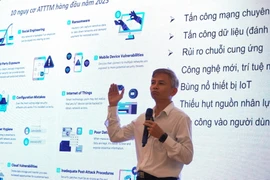 Ông Nguyễn Hữu Nguyên, Phó Giám đốc Trung tâm Ứng cứu Khẩn cấp Không gian Mạng Việt Nam, (Bộ Thông tin và Truyền thông) trình bày chuyên đề về an toàn thông tin trong Chuyển đổi Số. (Ảnh: Văn Sĩ/TTXVN)