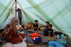 Trẻ em Palestine tại khu lều tạm ở Khan Younis, phía nam Dải Gaza, ngày 13/12/2023. (Ảnh: THX/TTXVN)