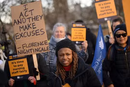 Nhân viên y tế tham gia đình công tại London, Anh ngày 6/2/2023. (Ảnh: AFP/TTXVN)