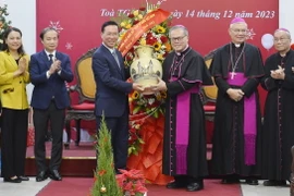 Chủ tịch nước Võ Văn Thưởng chúc mừng Tổng Giám mục Nguyễn Chí Linh, Tổng Giám mục Tổng Giáo phận Huế. (Ảnh: Minh Đức/TTXVN)