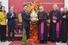 Chủ tịch nước Võ Văn Thưởng chúc mừng Tổng Giám mục Nguyễn Chí Linh, Tổng Giám mục Tổng Giáo phận Huế. (Ảnh: Minh Đức/TTXVN)
