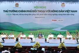 Thủ tướng Phạm Minh Chính và đại diện các bộ đối thoại với nông dân năm 2022. (Ảnh: Dương Giang/TTXVN)