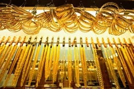 Giá vàng thế giới lên mức cao nhất trong hai tuần nhờ đồng USD giảm