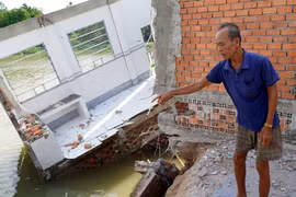 Đồng Tháp: Sạt lở khu vực bờ kênh Cần Lố, 2 ngôi nhà bị hư hỏng nặng