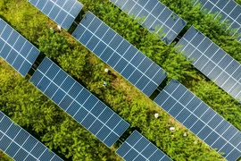 Trang trại năng lượng mặt trời tại tỉnh Quý Châu, Trung Quốc, ngày 16/8/2022. (Ảnh: AFP/TTXVN)