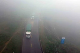 Thời tiết sương mù, tầm nhìn hạn chế tiềm ẩn nguy cơ tai nạn giao thông. (Ảnh: Quang Quyết/TTXVN)