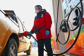 Giá dầu thế giới giảm 3% do lo ngại về nhu cầu nhiên liệu