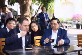 Hình ảnh Thủ tướng Việt Nam và Belarus thưởng thức càphê dưới chân Cột Cờ Hà Nội