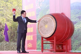 Chủ tịch Quốc hội phát động thi đua và Tết trồng cây tại Tuyên Quang