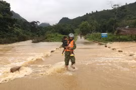 Di dời dân ra khỏi vùng nguy hiểm tại xã Hướng Lập (Hướng Hóa, Quảng Trị). (Ảnh: TTXVN phát)