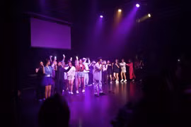 Sân khấu đầy màu sắc của "Showcase 2023: Thương." (Ảnh: TTXVN phát)