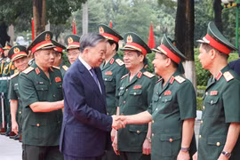 Tổng Bí thư, Chủ tịch nước Tô Lâm với Lãnh đạo Bộ Quốc phòng và Học viện Quốc phòng. (Ảnh: Lâm Khánh/TTXVN)