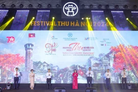 Đại biểu thực hiện nghi thức khai mạc Festival Thu Hà Nội lần thứ 2. (Ảnh: Thanh Tùng/TTXVN)